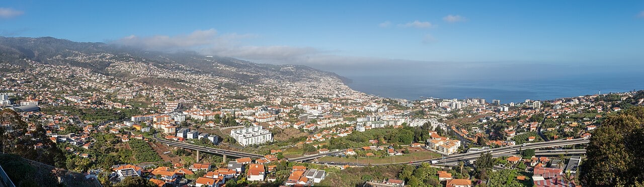 Funchal rozciąga się na wzgórzach ku portowi, ponad nadmorskimi trasami spacerowymi.