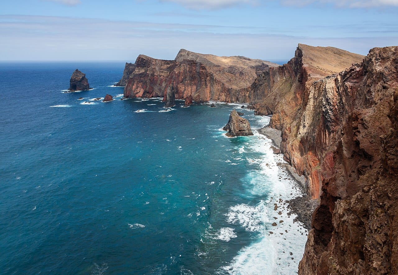 Rote Klippen und blaues Wasser an der Ponta de São Lourenço prägen die offene Küstenwanderung.