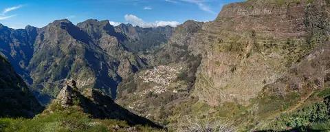 Bergwände um Curral das Freiras, von Eira do Serrado gesehen, mit dem Tal unter dem Aussichtspunkt.