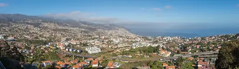 Funchal erstreckt sich über die Hügel zum Hafen und zeigt die Hänge oberhalb der Uferspazierwege.